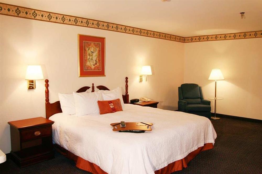 Hampton Inn Корнелія Номер фото