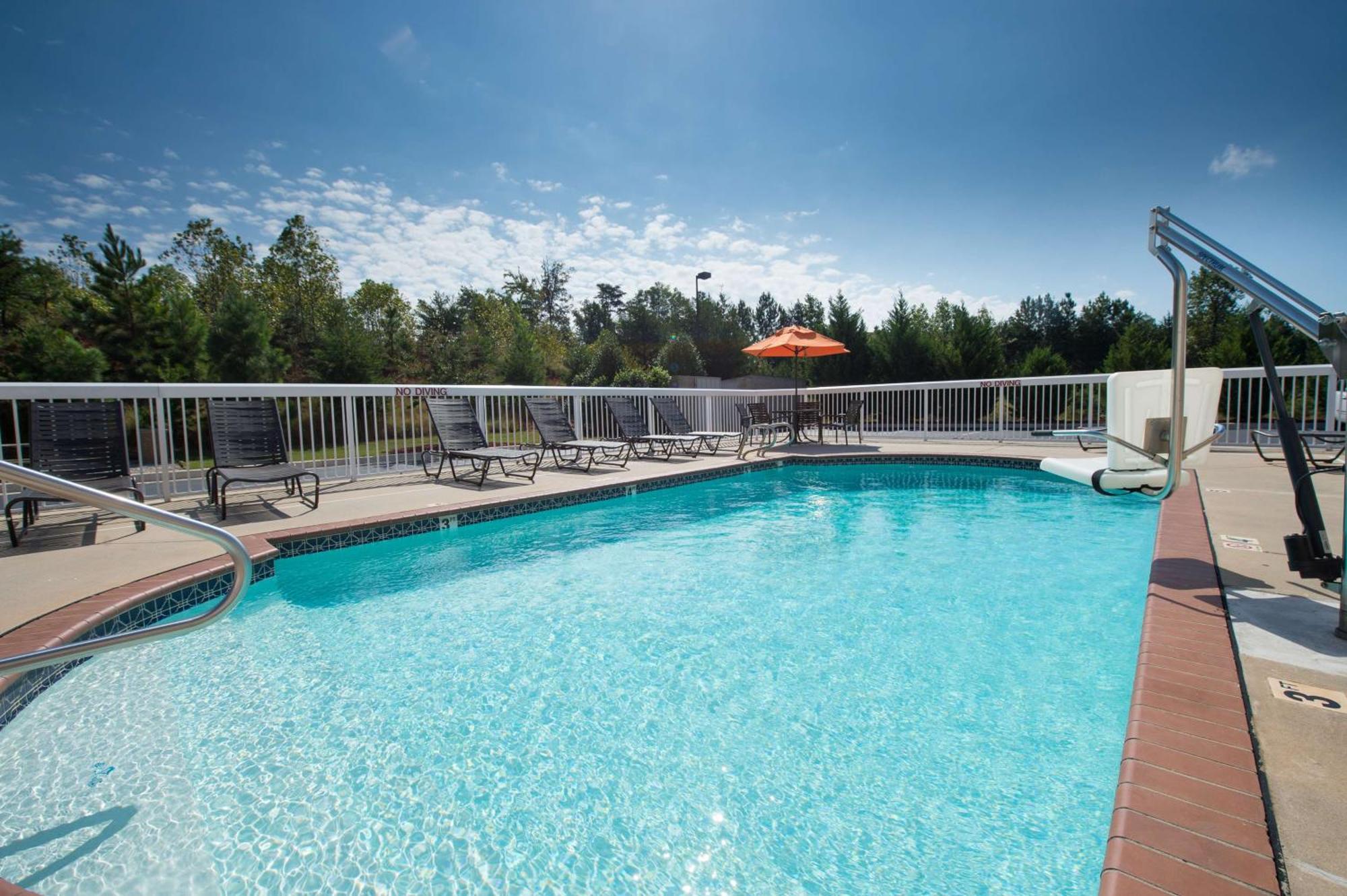 Hampton Inn Корнелія Екстер'єр фото